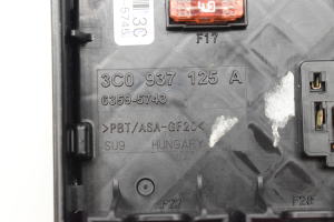 Volkswagen Passat B7 (2010–2014) Kaitsmekarp salongis 3C0937125A - 2