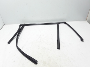 Rear side door outer window molding - 32205573