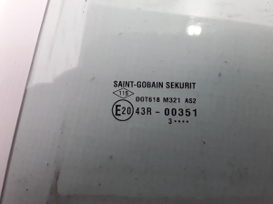 Dacia Sandero (2012–2021) Aizmugurējo sānu durvju stikls 823015497R - 2