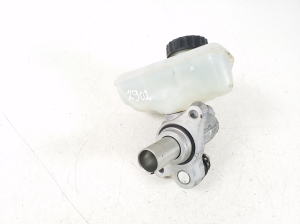  Master cylinder 