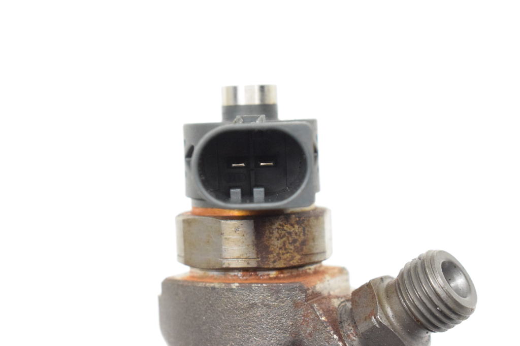 Used Volkswagen Golf Fuel injector 04L130277AE