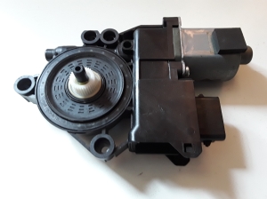 Hyundai i40 (2011–2026) Rear side door window regulator motor 834603Z010 - 3