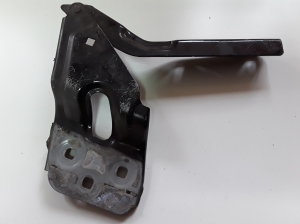  Engine cover hinge 