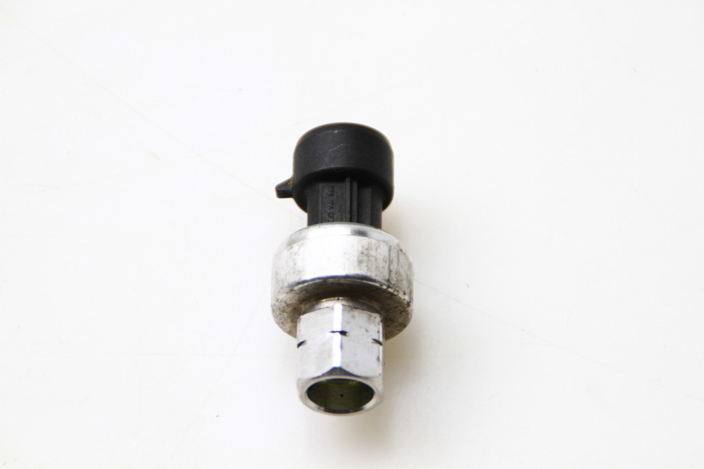 Opel Astra K (2015–2021) A/C condenser sensor 13587668 Opel Astra K (2015–2021) A/C condenser sensor 13587668