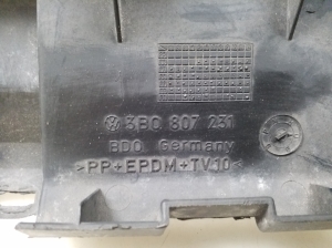 Volkswagen Passat B5 (1997–2005) Kühlergrill 3B0807231 - 3