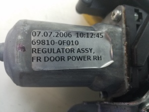 TOYOTA Corola Verso R1 (2004–2009) Priekšējo durvju logu pacēlājs 698100F010 - 2