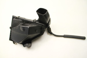 BMW 1 SERIES E82 (2007–2013) Luftfiltergehäuse 8512599 - 3