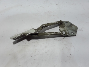   Engine cover hinge 