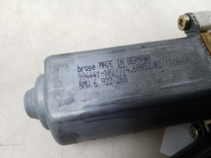 BMW 5 SERIES E61 (2004–2010) Front door window regulator motor 6922268 - 4