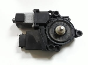 Hyundai i30 (2011–2017) Front door window regulator motor 617012501 - 3