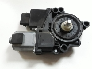 Hyundai i30 (2011–2017) Front door window regulator motor 82450A6010 - 2