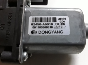 Hyundai i30 (2011–2017) Front door window regulator motor 82450A6010 - 3