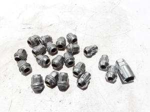  Wheel nuts, bolts 