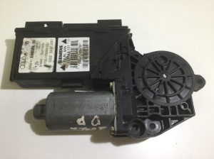 Volkswagen Golf IV (1997–2003) Front door window regulator motor 0130821764 - 2