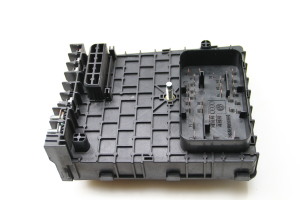 Volkswagen Passat B7 (2010–2014) Kaitsmekarp salongis 3C0937125 - 2