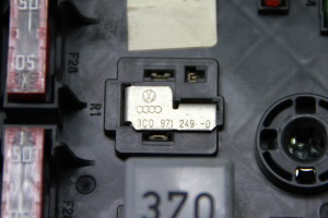 Volkswagen Passat B7 (2010–2014) Kaitsmekarp salongis 3C0937125 - 3