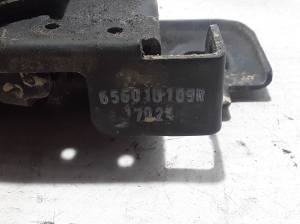  Engine cover lock 