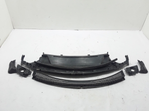 Grille d’auvent (garniture du mécanisme d’essuie-glace)