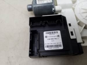 Volkswagen Tiguan (2007–2016) Front door window regulator motor 5N0959702 - 3