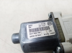 Volkswagen Tiguan (2007–2016) Front door window regulator motor 5N0959702 - 4