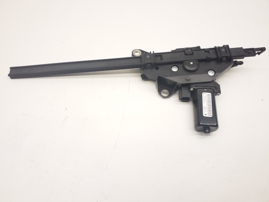 Used Mercedes Benz EClass Seat belt pretensioner A2078600182