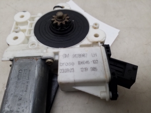 Opel Vectra C (2002–2008) Front door window regulator motor 9178987 - 2