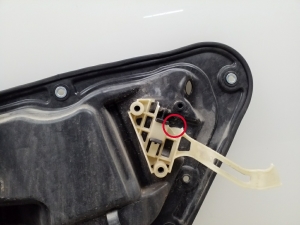 Volkswagen Tiguan (2007–2016) Aizmugurējo sānu durvju logu pacēlājs un tā detaļas - 3