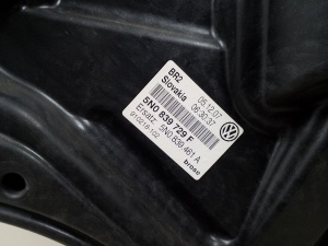 Volkswagen Tiguan (2007–2016) Aizmugurējo sānu durvju logu pacēlājs un tā detaļas - 4
