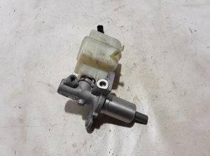  Master cylinder 