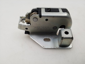 Mercedes Benz Sprinter 902 (2000–2006) Türschloss hinten A9067401235 - 2