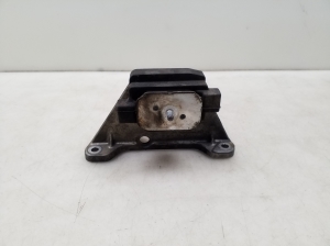   Engine bracket with mount  - 6761107 