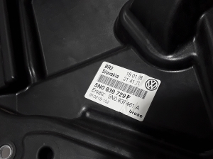 Volkswagen Tiguan (2007–2016) Aizmugurējo durvju logu pacēlājs 5N0839729 - 3