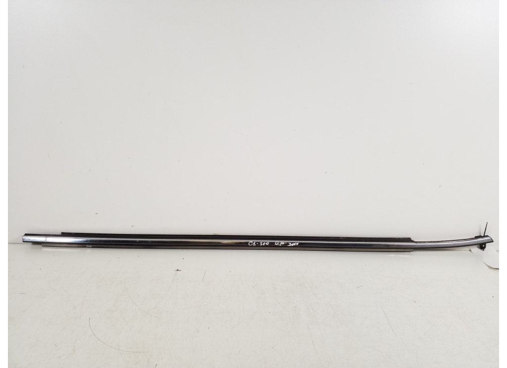 LEXUS GS 2 generation (1997-2004) Moulure de fenêtre de porte avant droite 21043301