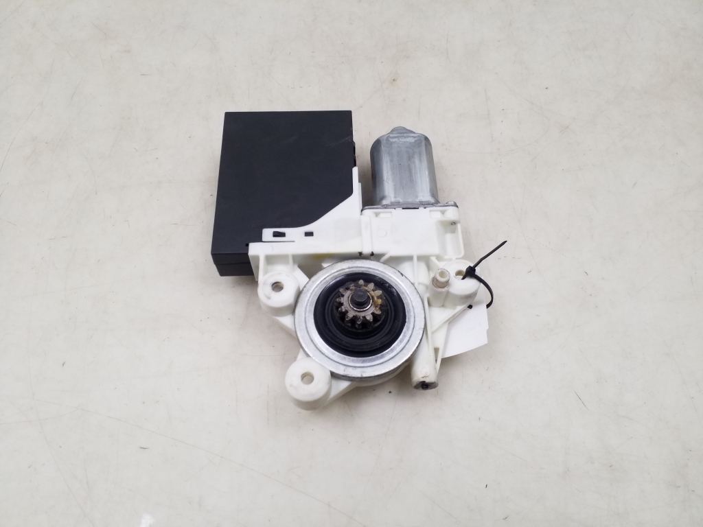 VOLVO V50 1 generation (2003-2012) Front Right Door Window Control Motor 30737681 25070806