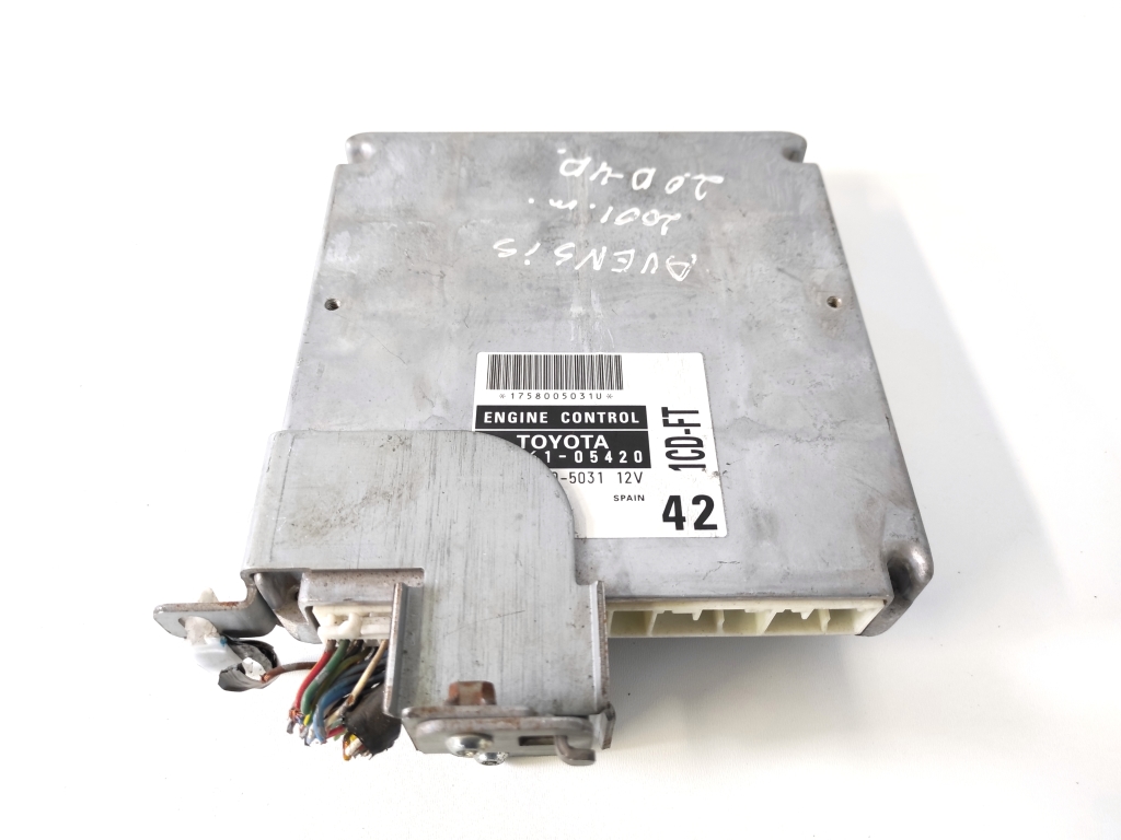 TOYOTA Avensis 1 generation (1997-2003) Variklio kompiuteris 89661-05420 21043045