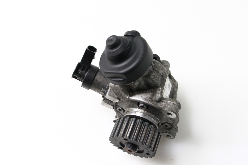 Used Volkswagen Passat Fuel pump 04L130755D