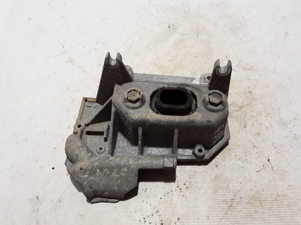 Used RENAULT Clio Engine holder 8200136887