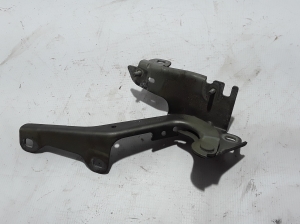  Engine cover hinge 