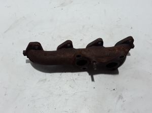  Exhaust manifold 