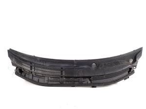 Wiper cowl trim panel