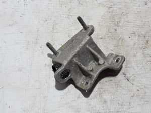   Engine holder 