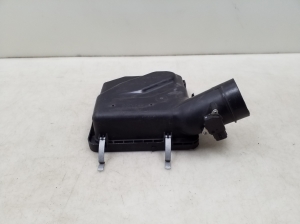  The upper part of the air filter housing 