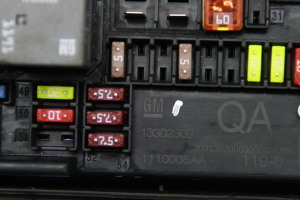 Opel Astra J (2009–2017) Kaitsmekarbi korpus kapoti all 13302309 - 5