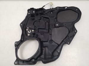 Mazda 3 (2003–2009) Aizmugurējo sānu durvju logu pacēlājs un tā detaļas BP4K7297X - 2