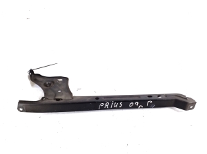 The middle part of the front frame from the lock down - 53208-47010