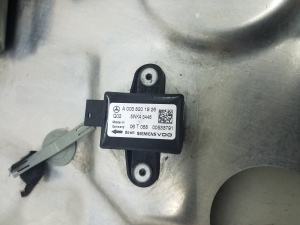 Mercedes Benz S-Class 221 (2005–2013) Aizmugurējo durvju logu pacēlājs A2217300246 - 3