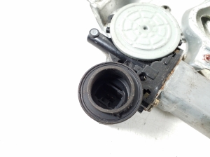 TOYOTA RAV 4 A2 (2000–2005) Aizmugurējo sānu durvju logu pacēlājs un tā detaļas - 2