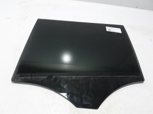 Rear side door glass - A1667352510