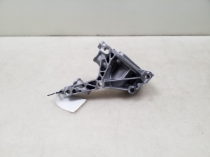 Mercedes Benz A-Class 177 (2018–2026) Esimese veovõlli kinnitus A2822232600 - 3