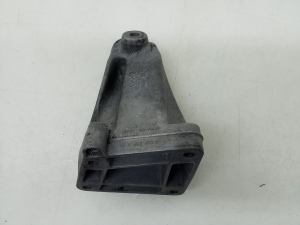   Engine holder 